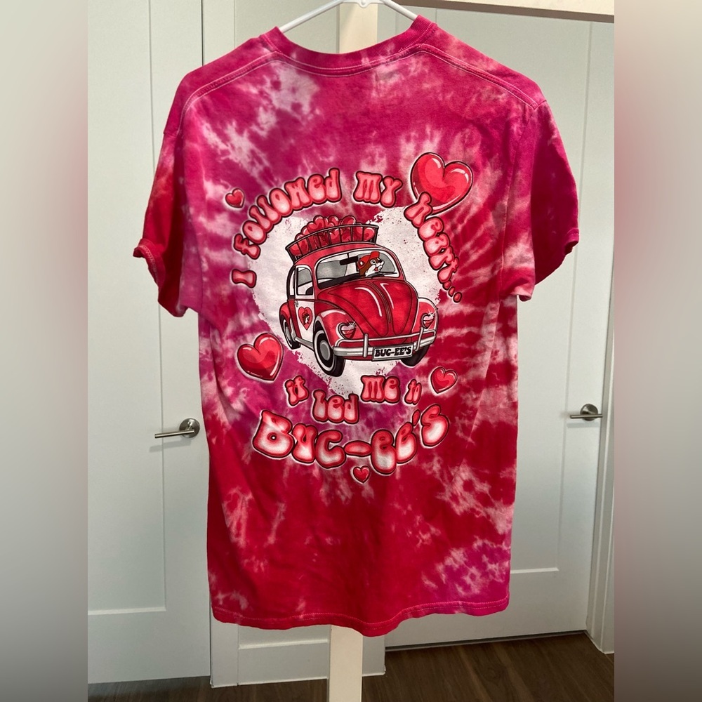 Buc-Ee’s Valentines Tie Dye Men’s T Shirt, Large - Picture 3 of 3